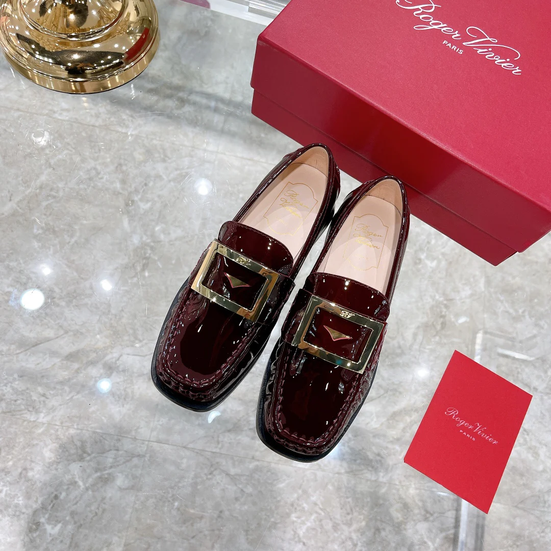 Лоферы из лакированной кожи с металлическими пряжками — бордовые.