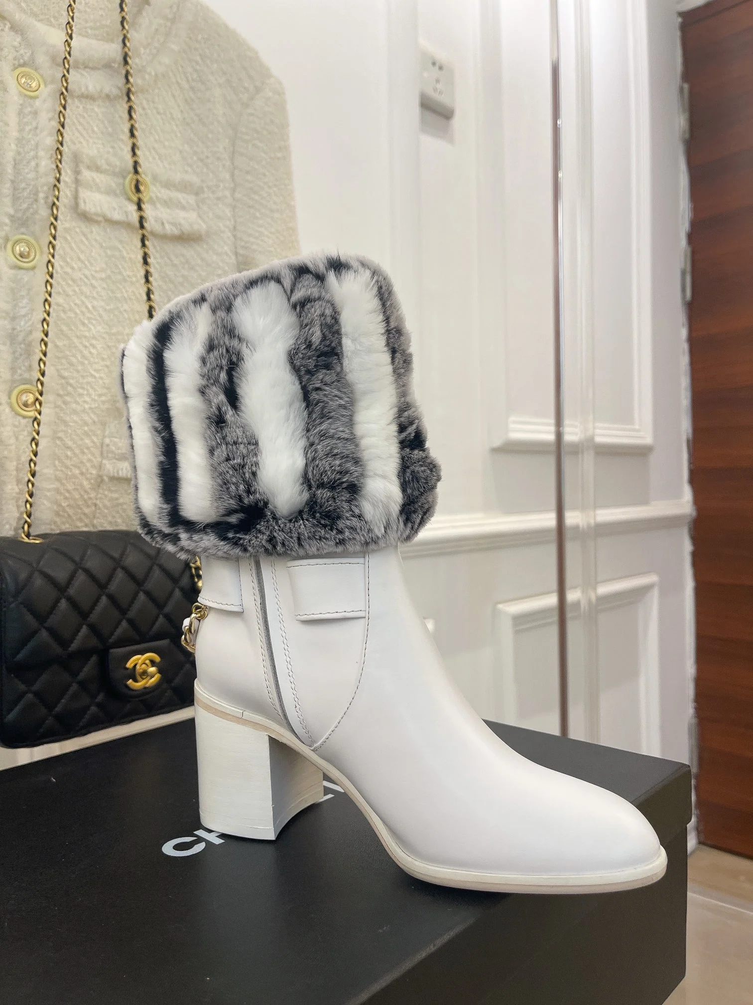 Новинка весны 2022 года от Chanel - Ботильоны на массивном меховом каблуке - Белые