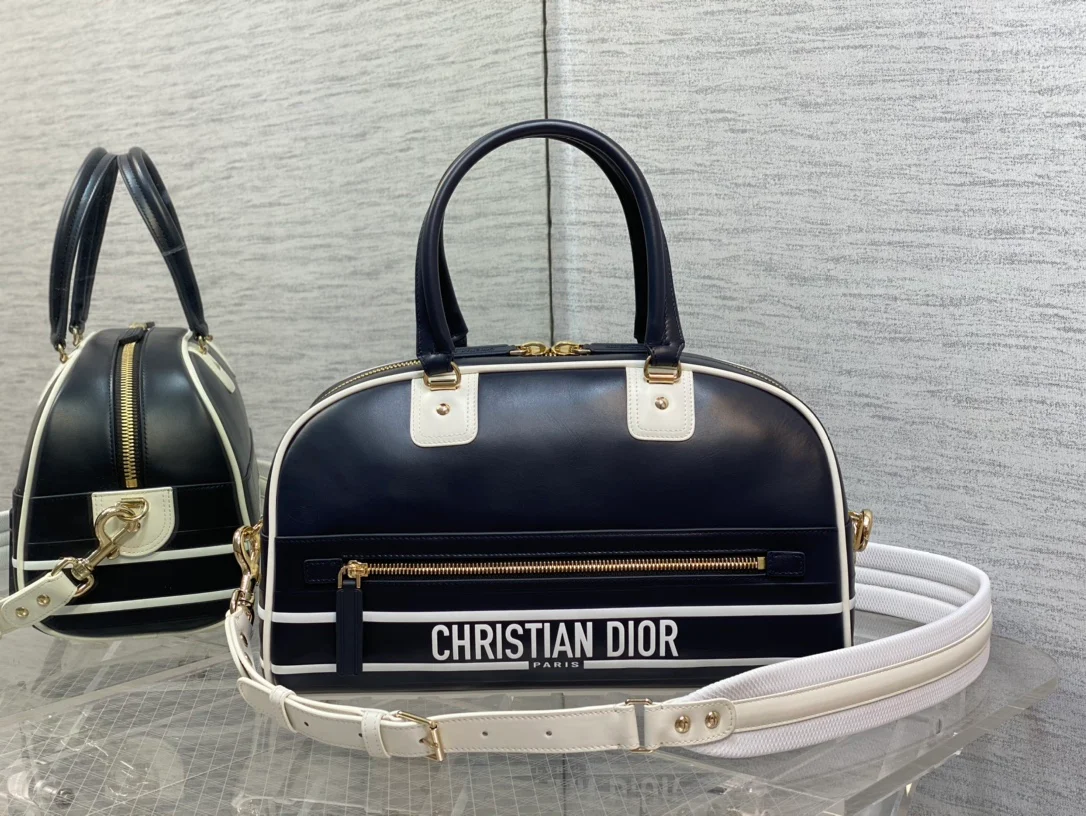 Сумка-боулинг Dior из коллекции весна/лето 2022 Vibe - средний размер.