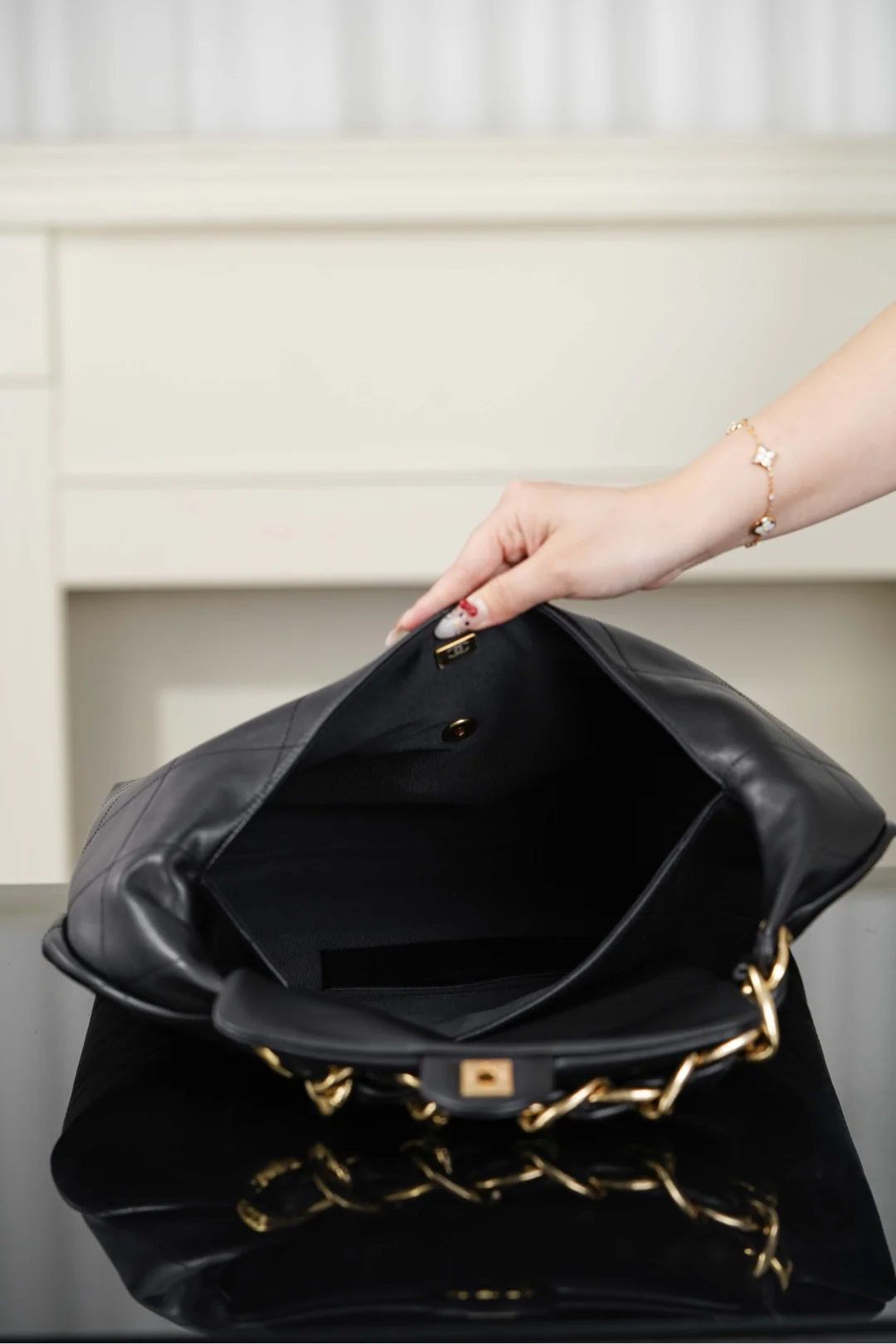 Сумка Chanel Hippie Hobo Bag 25k - Большая, черная, с золотой фурнитурой.