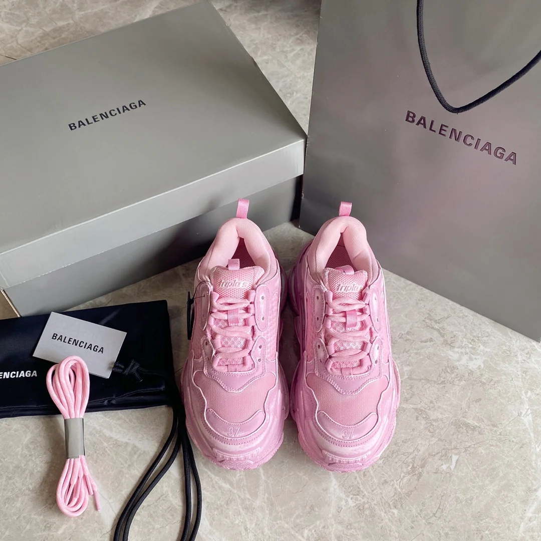 Кроссовки Balenciaga Triples на платформе, рваные джинсы, массивные кроссовки, розовый цвет.