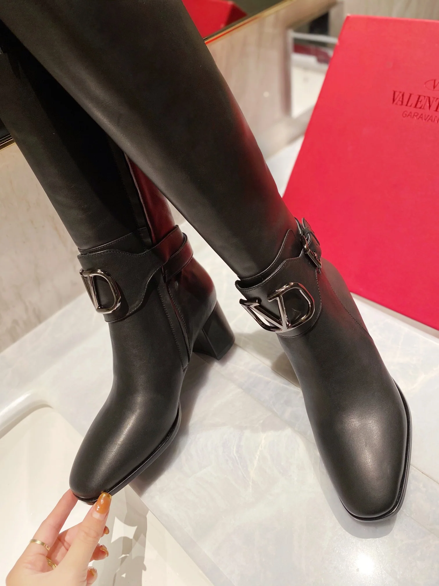 Новинка сезона осень/зима 2022 от Valentino - сапоги из натуральной кожи.