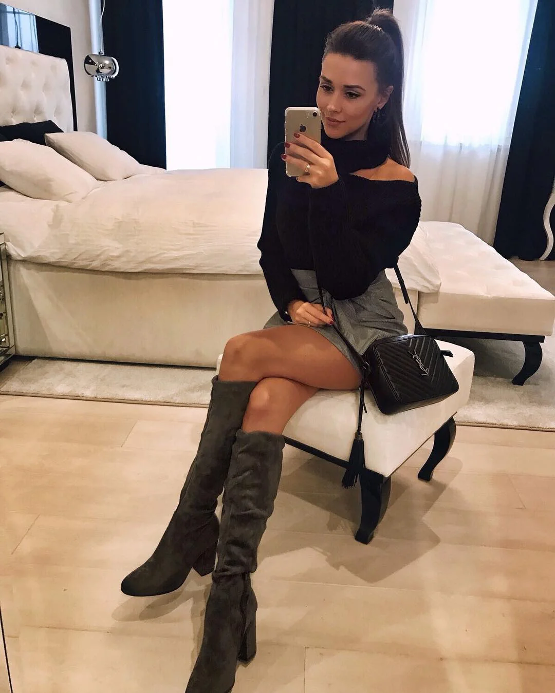 Фотосумка YSL Lou Bag — черная с серебристой фурнитурой.