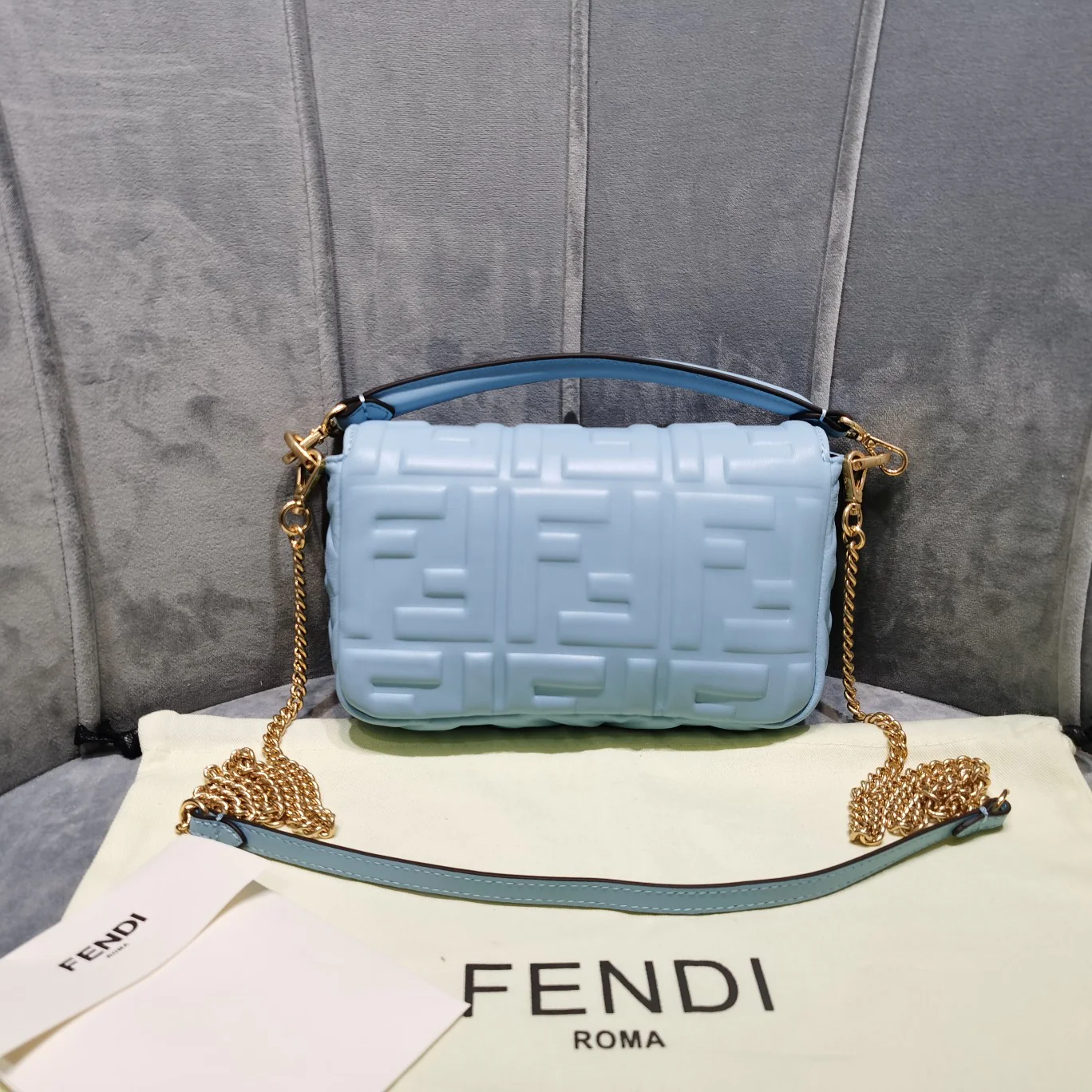 Маленькая синяя кожаная сумка Fendi Baguette