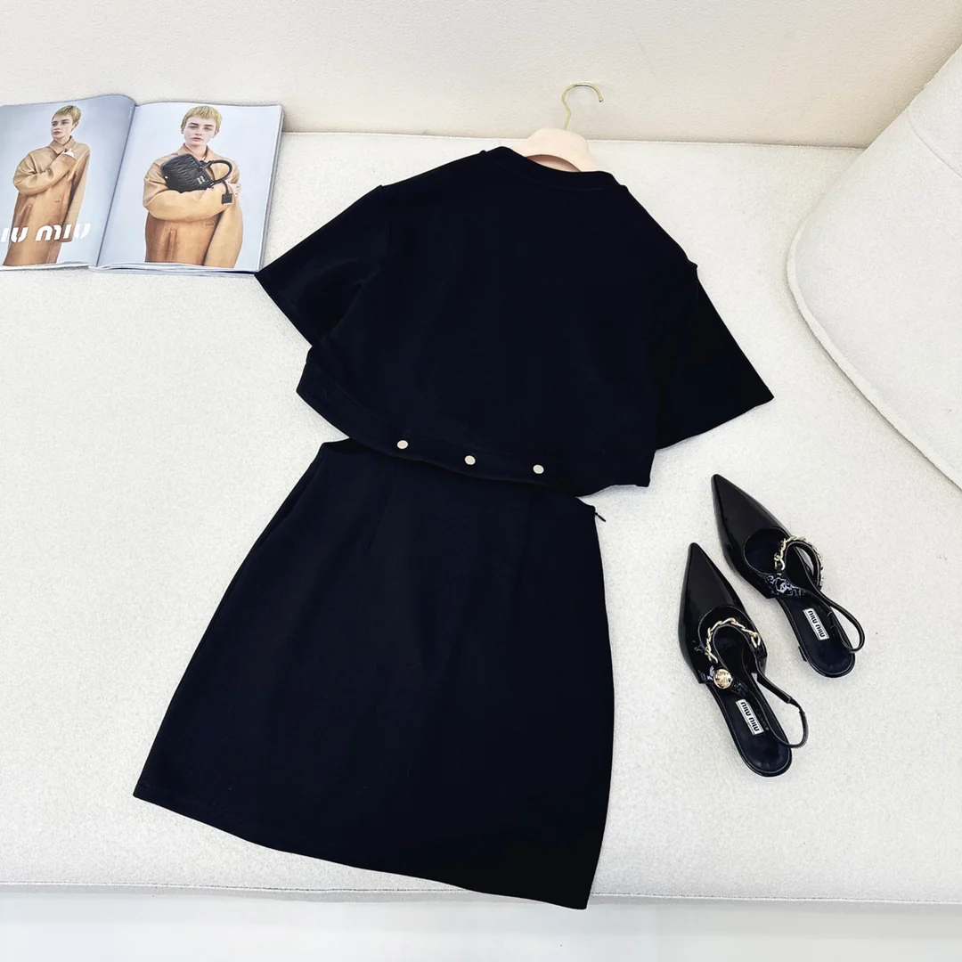 Miu Miu - 2404-24ss Весна/Лето Новинка Укороченное платье с короткими рукавами, которое можно носить как в сложенном, так и в раскладном виде - Черное