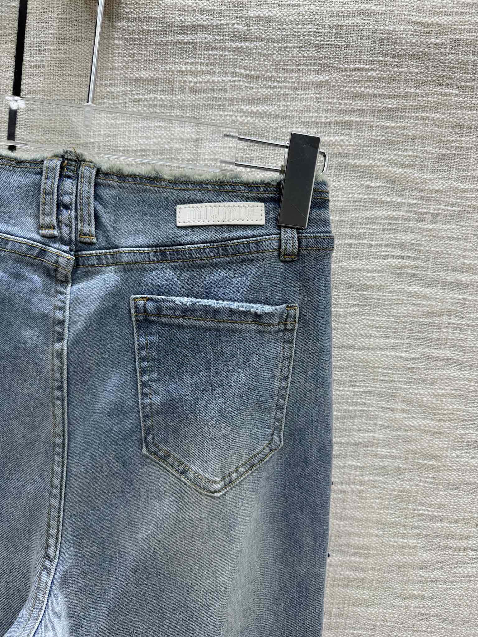 Miu Miu 2404 - Расклешенные джинсы с микро-лейнментом и стразами