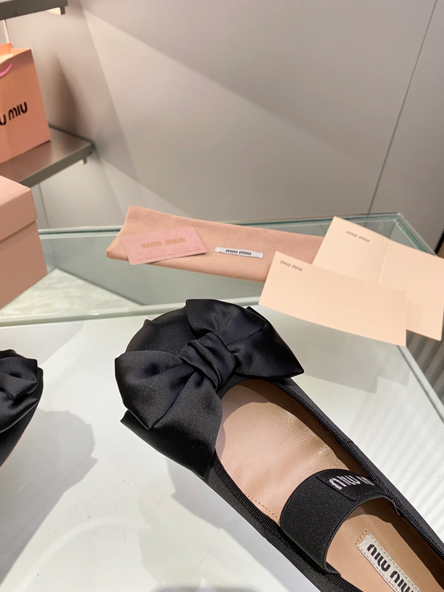 Новинка весны 2022 года от Miu Miu - Балетки с бантом - Черные