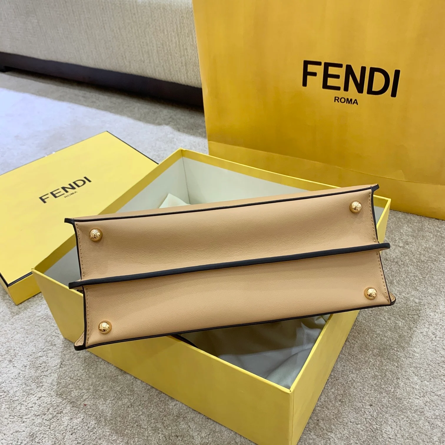Сумка Fendi Peekaboo i-seey Medium из абрикосовой кожи.