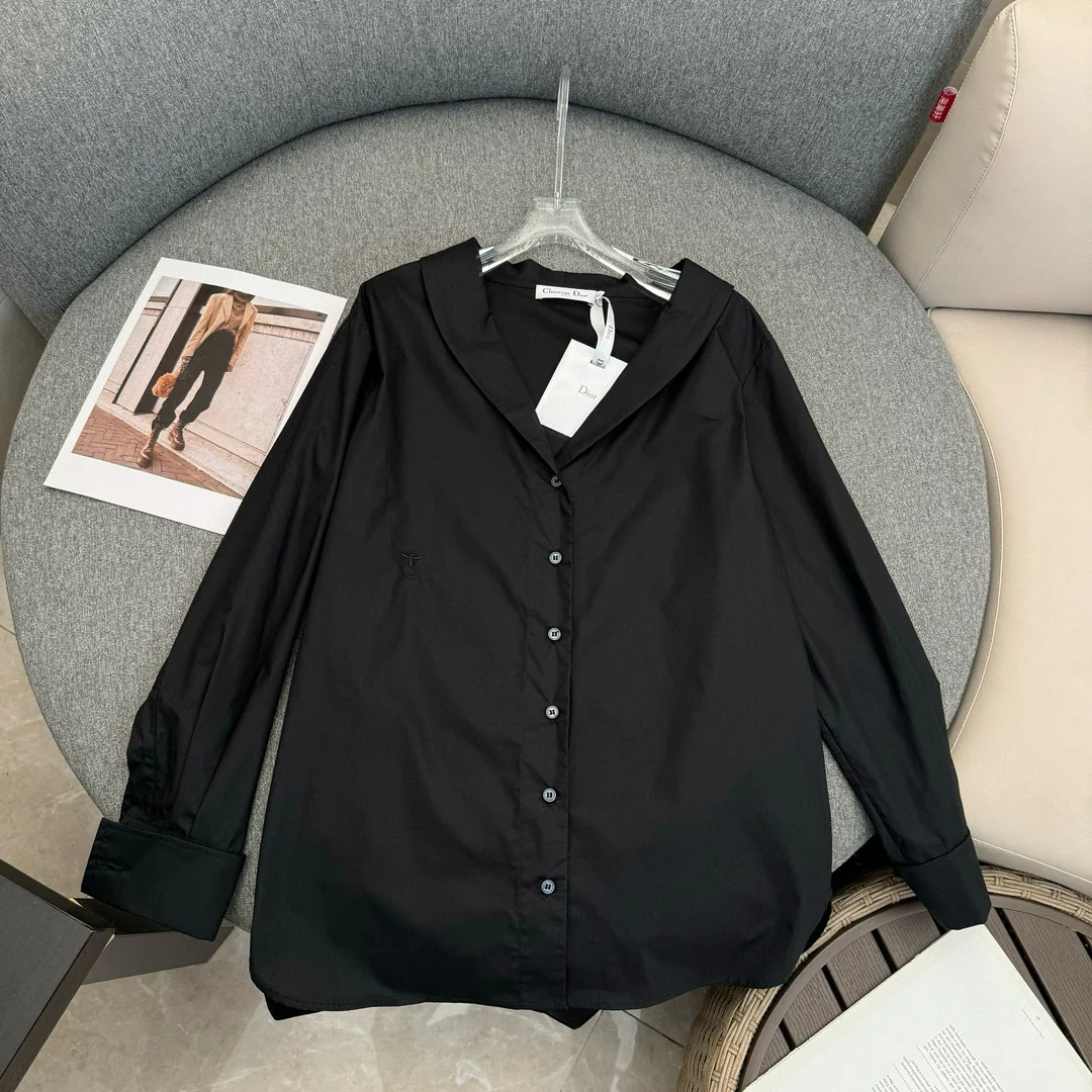 Новая коллекция Dior весна/лето 2024: асимметричная хлопковая рубашка с открытыми плечами - черная.