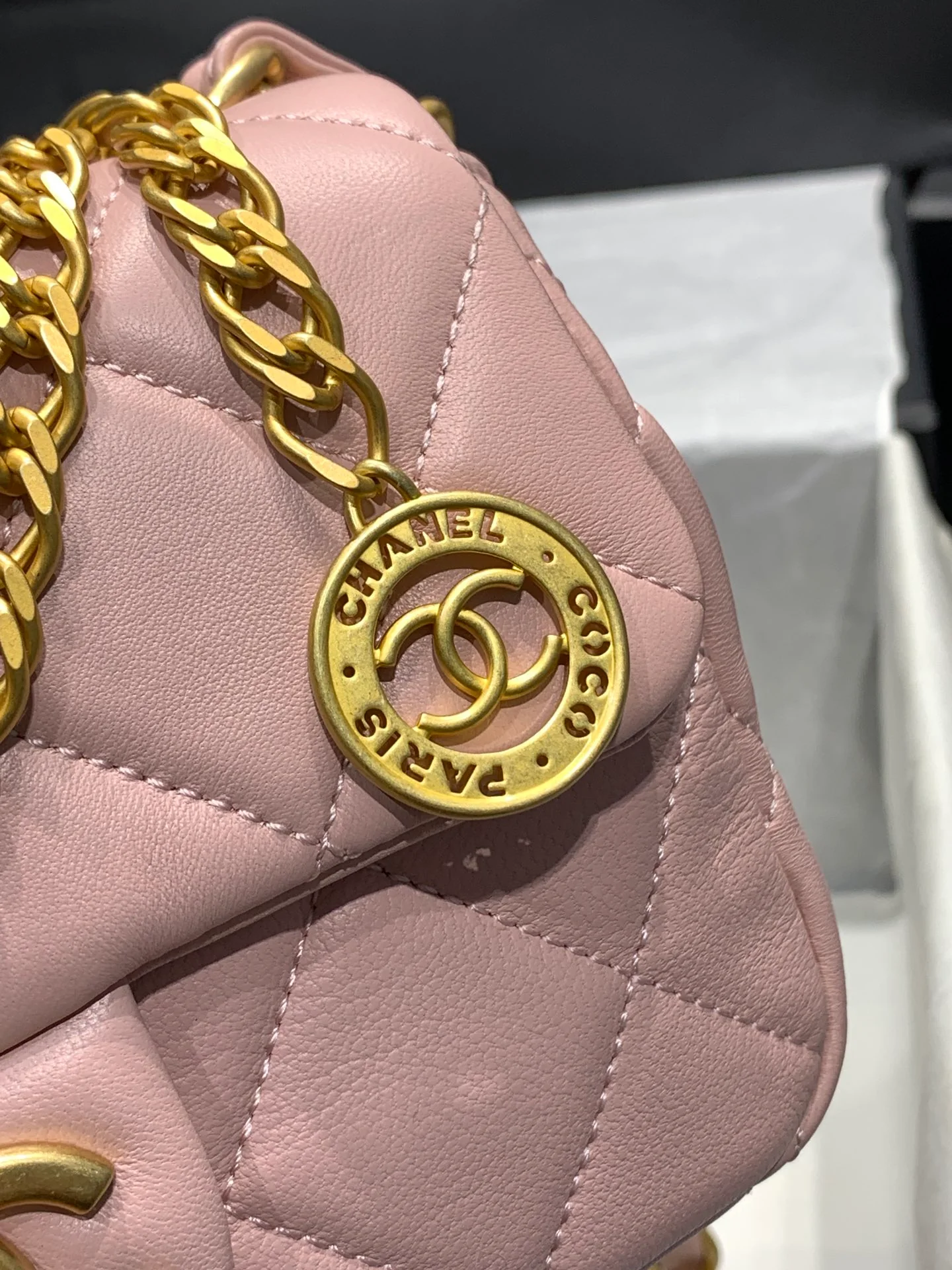 Новинка сезона весна/лето 2023 от Chanel - сумка Coin CF - розовая.