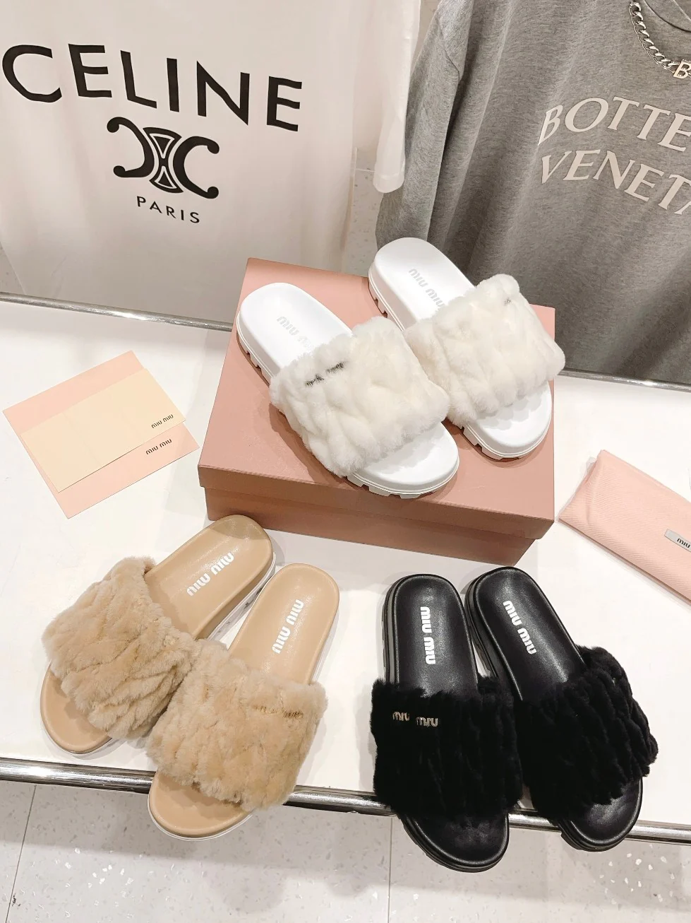 Новинка сезона ?Ранняя осень? от Miu Miu 2023 — шелковые тапочки с меховой отделкой и вышивкой — абрикосовый цвет.