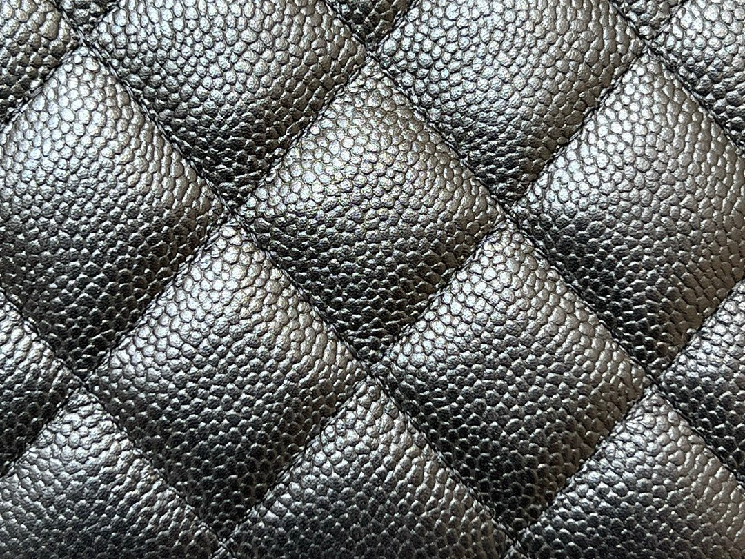 Новинка сезона весна/лето 2023 от Chanel - цепочка-шар, длинная, черная.