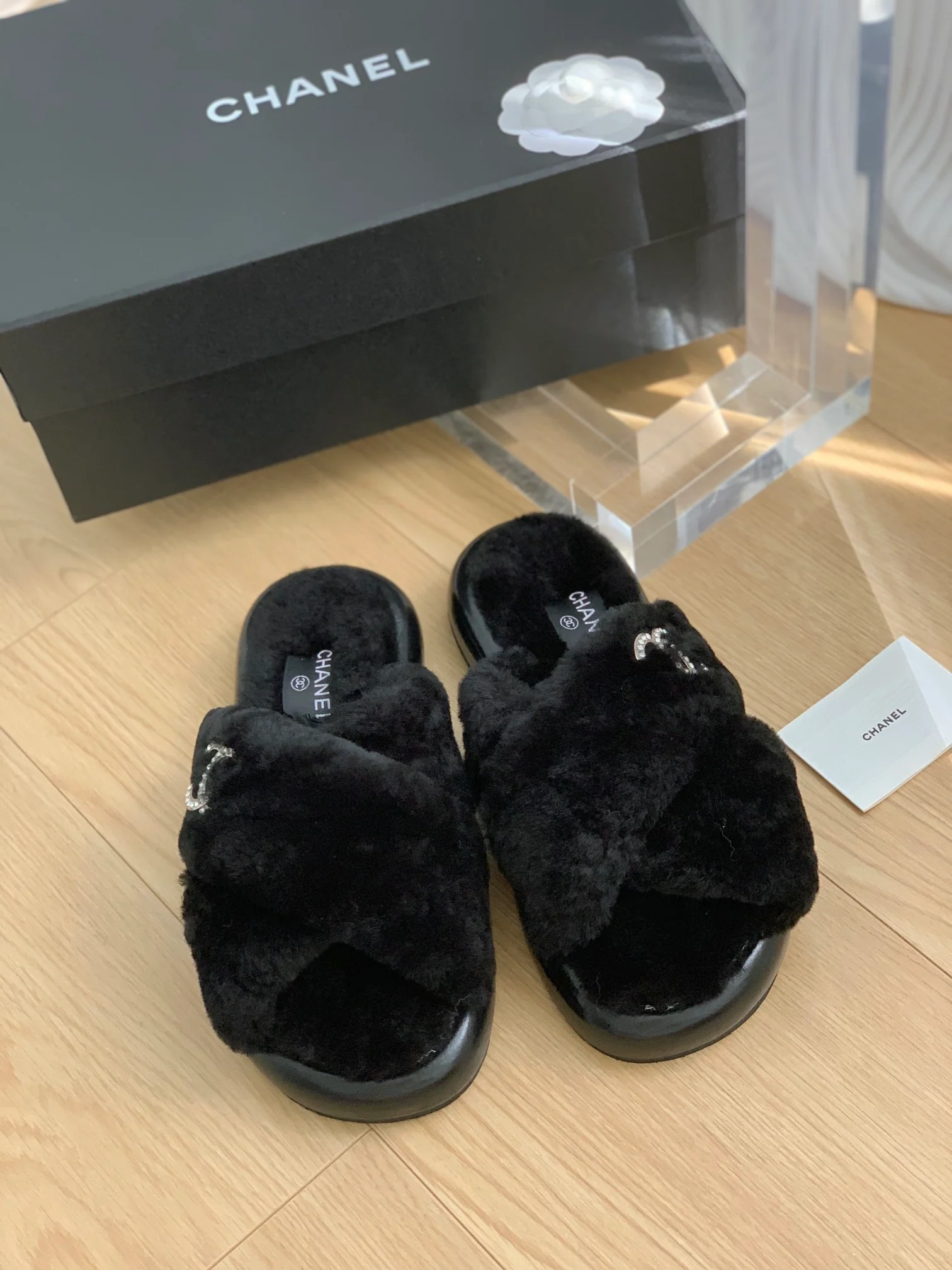 Новинка сезона осень/зима 2023 от Chanel - Классические меховые тапочки с двойной буквой С - Черные