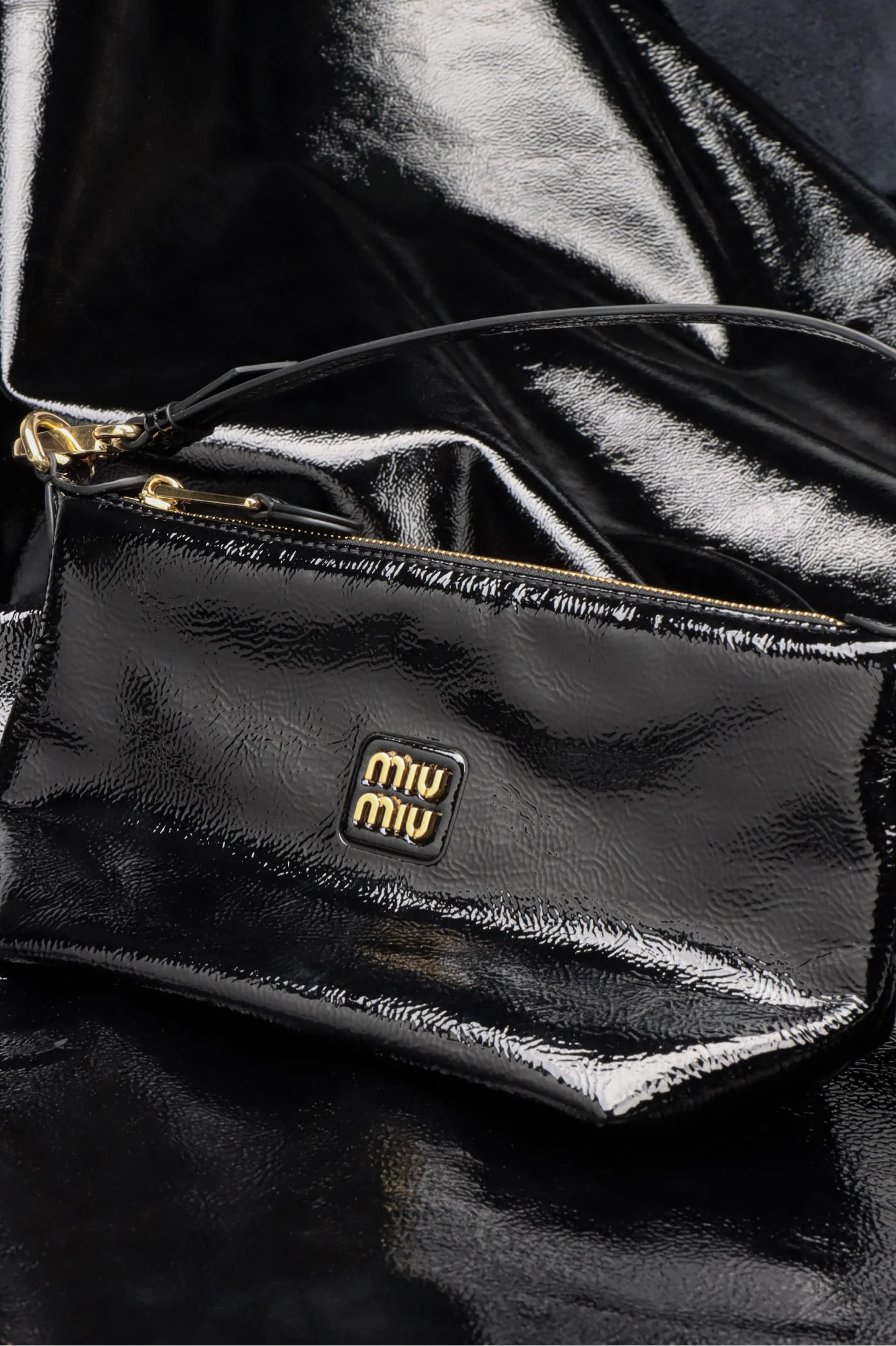 Косметичка/ланч-бокс Miu Miu из лакированной кожи — материал и качество изготовления.