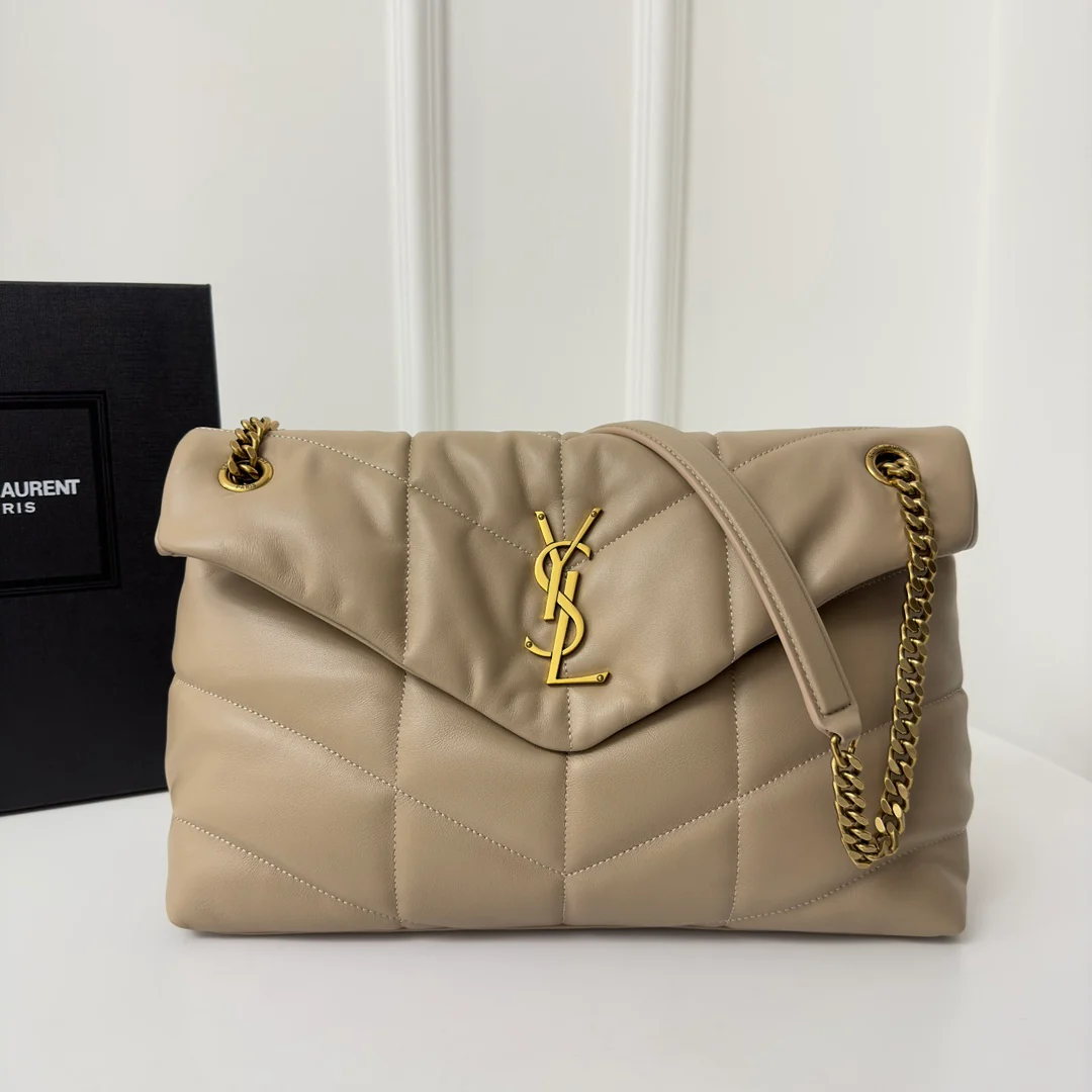 Пуховая сумка YSL Loulou Puffer 35 см из стеганой овечьей кожи цвета ?Облако?, оттенок ?Молочный чай?.