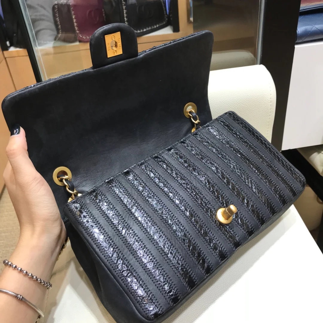 Chanel Осень/Зима 2018 - Лоскутная сумка из вощеной змеиной кожи с узором из овечьей кожи - CF