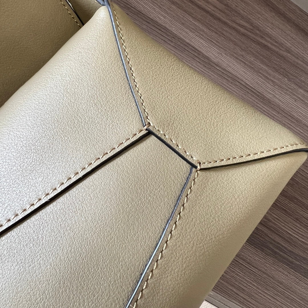 Сумка-хобо Loewe Puzzle из кожи наппа, бежевая.