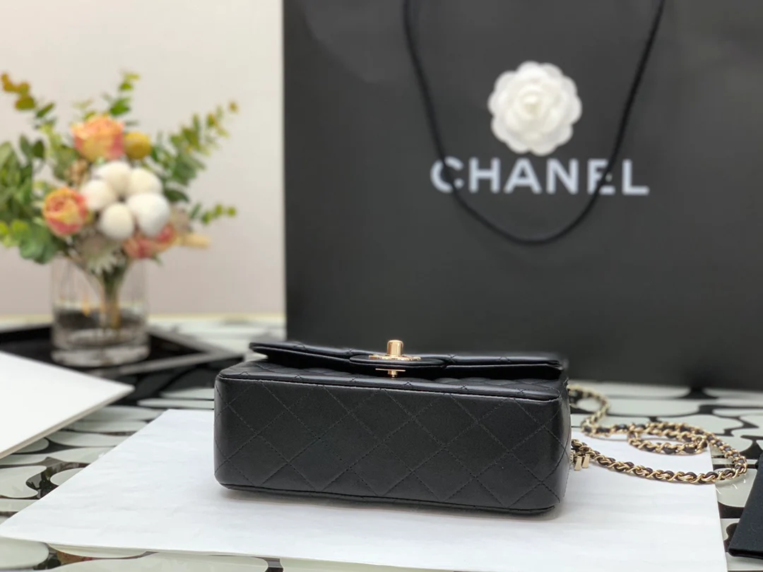 Коллекция Chanel Весна/Лето 2022 - Сумка-клапан на запястье - Овечья кожа