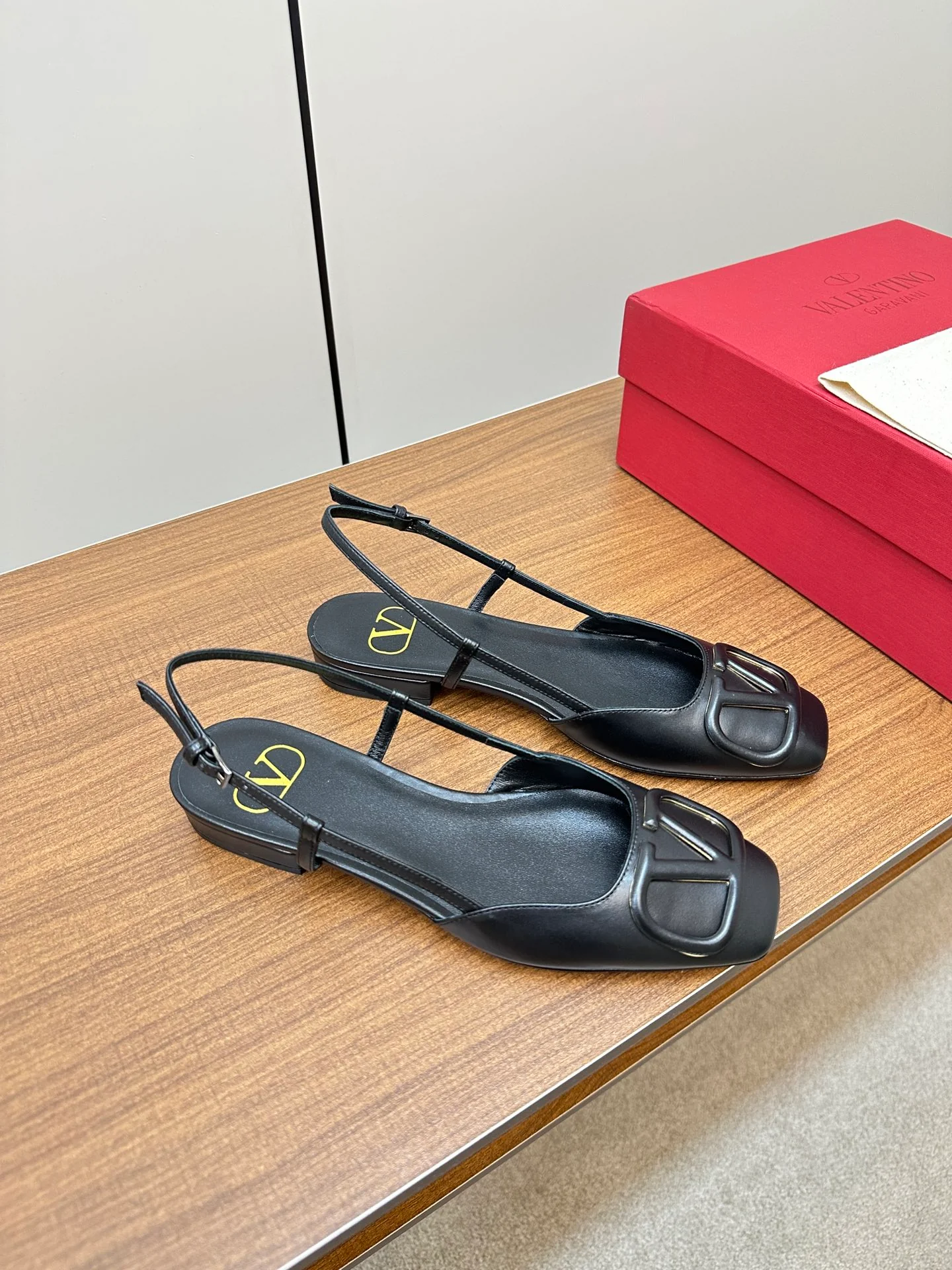 Новинка сезона весна/лето 2023 от Valentino - Большие сандалии-балетки с V-образным вырезом - Черная овечья кожа