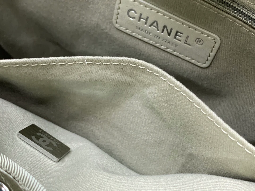 Пляжная сумка Chanel из коллекции осень/зима 2022 — бежевая — маленькая.