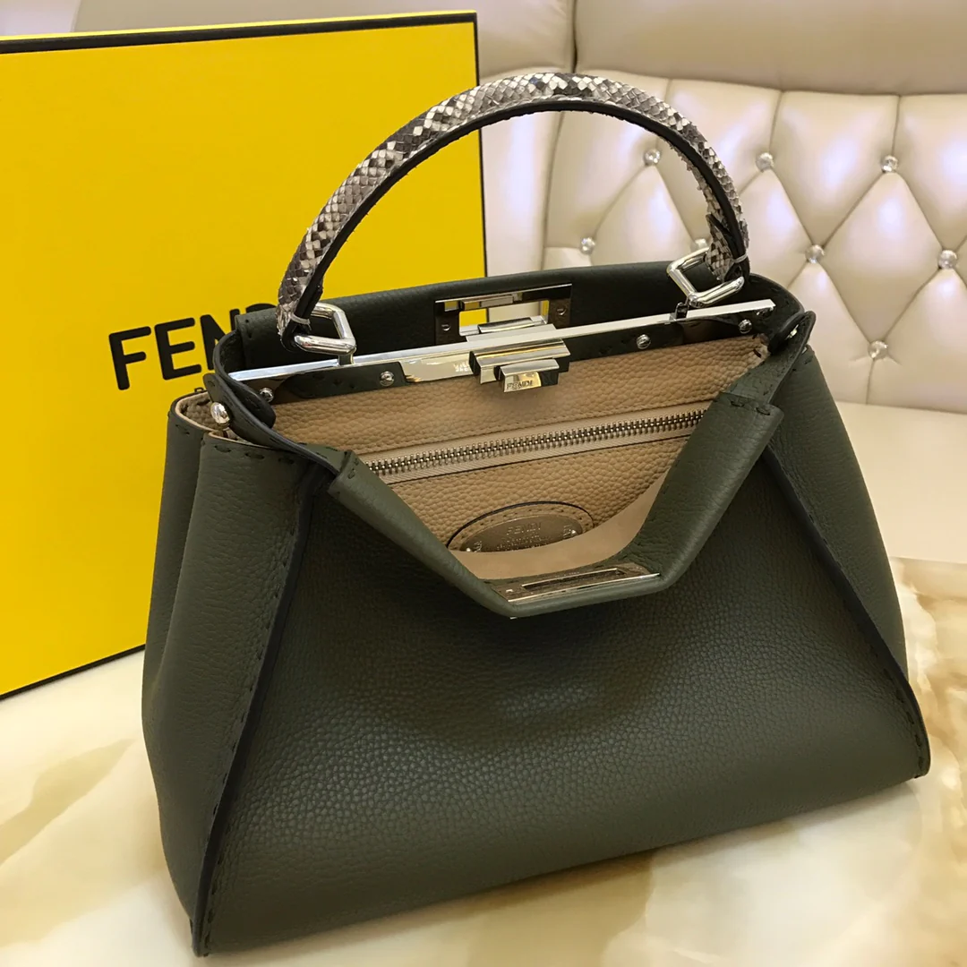 Сумка Fendi Peekaboo Medium из черной кожи.