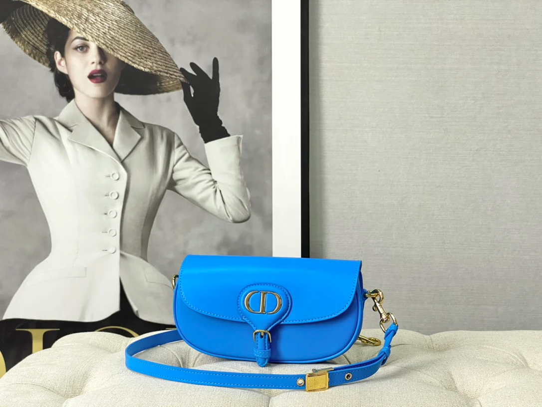 Сумка Dior Bobby Series East-West-Underarm Bag в цвете Lake Blue.