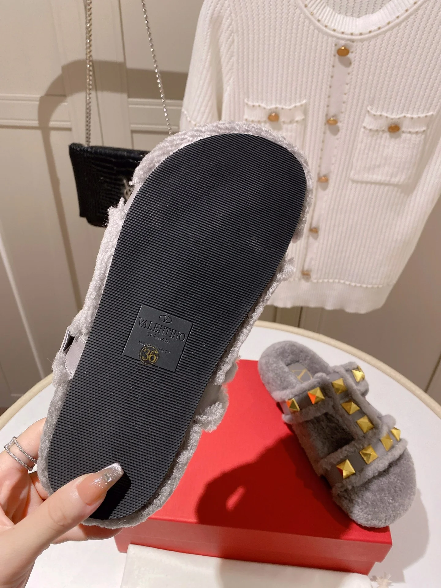 Новинка сезона осень/зима 2022 от Valentino - Шерстяные тапочки - Серые