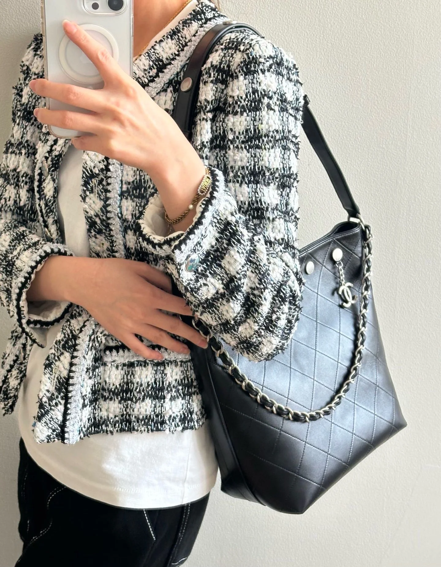 Сумка Chanel в стиле хиппи с золотой монетой 25 пенсов — черно-серебряная.