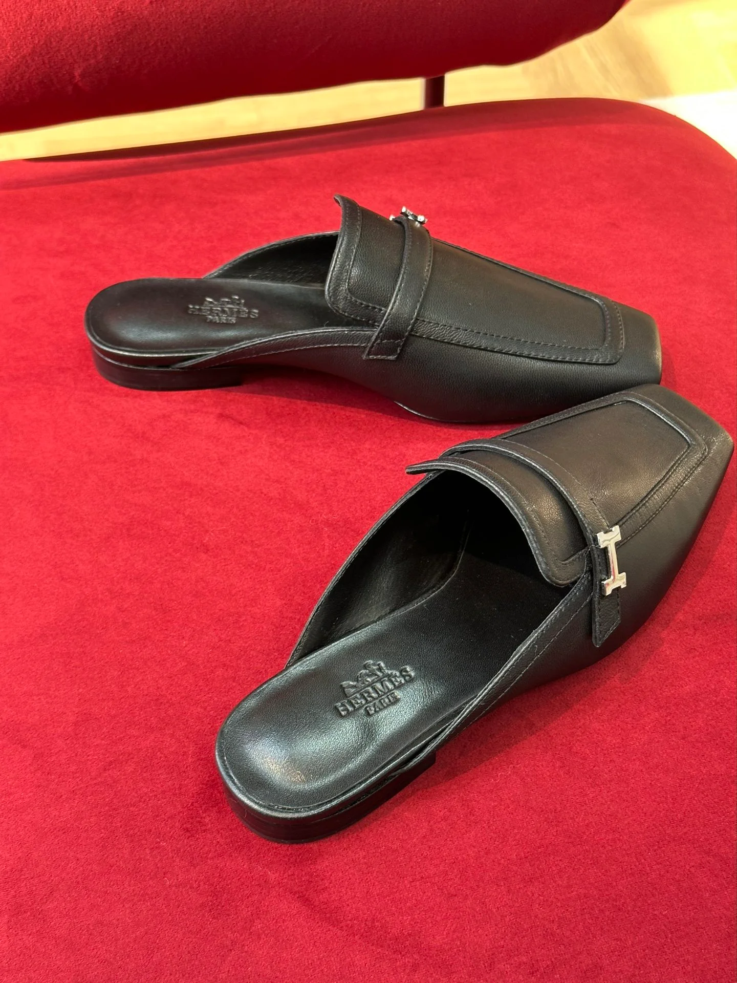 Новинка сезона весна/лето 2023 от Hermes - Кожаные тапочки с квадратным носком - Черные