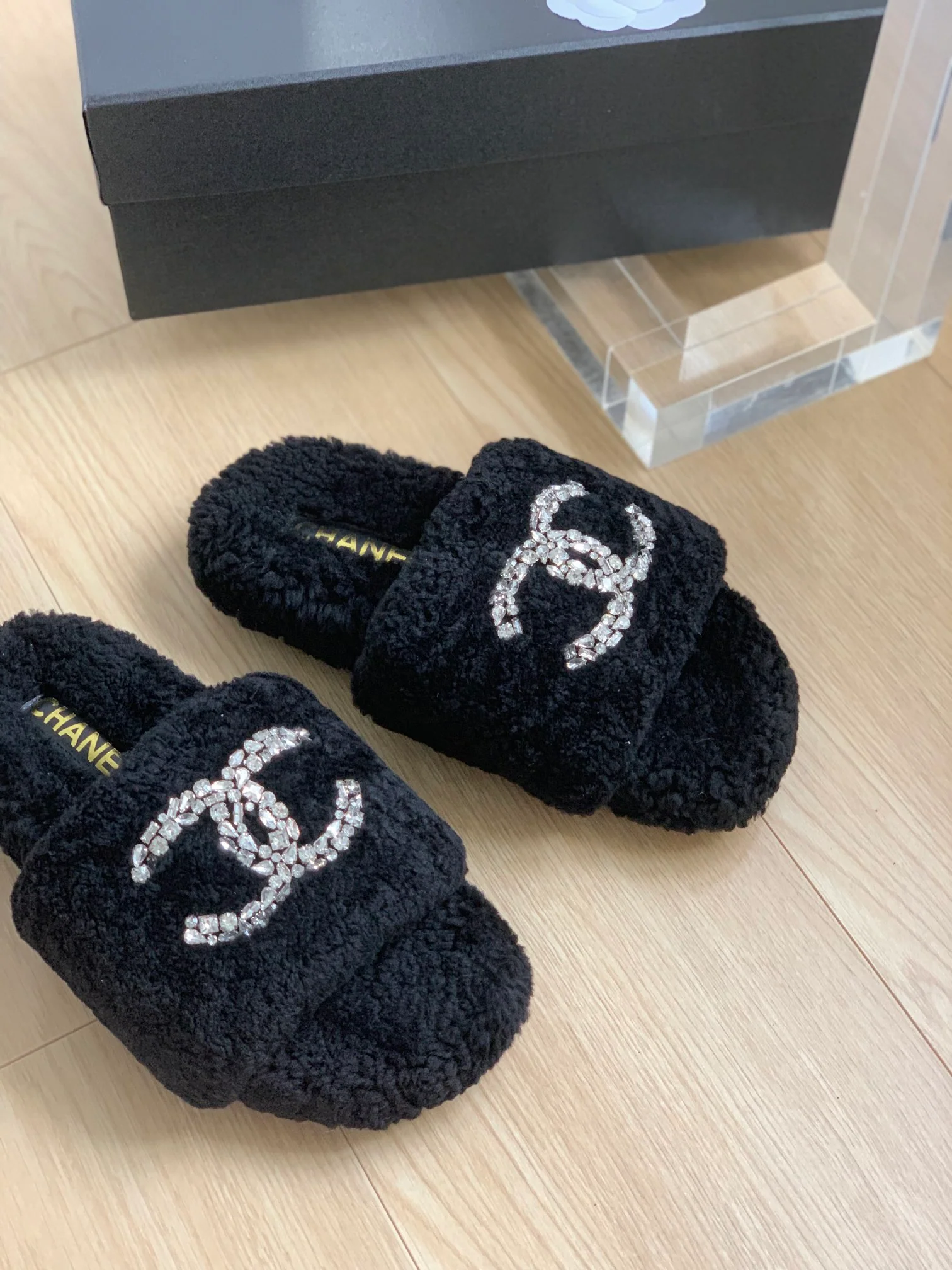 Новинка сезона осень/зима 2023 от Chanel - Домашние тапочки из овечьей шерсти с резиновой подошвой - Черные