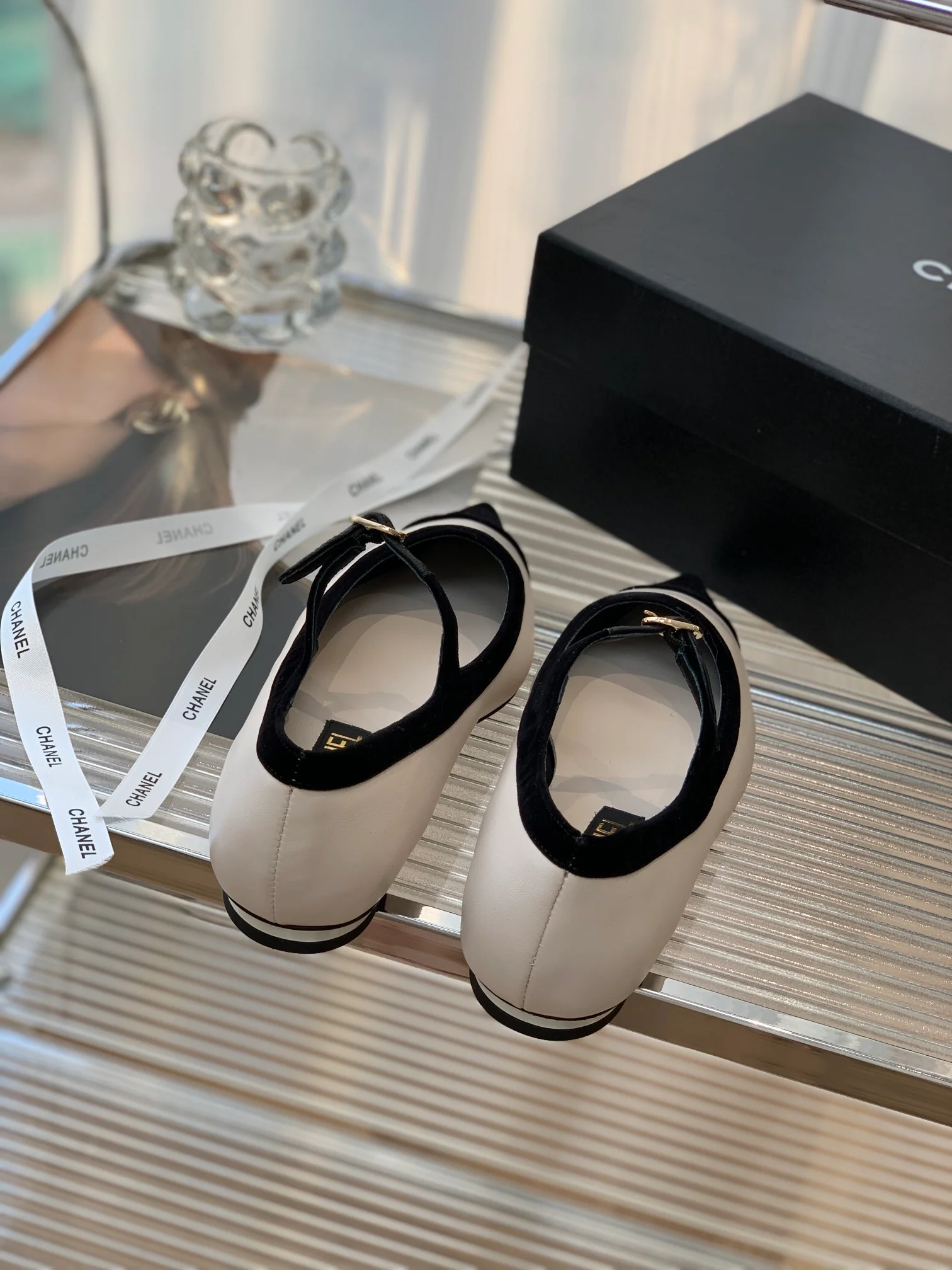 Туфли ?Мэри Джейн? от Chanel — бархат и овечья кожа — белые.