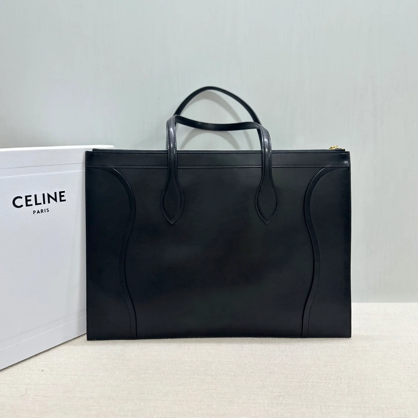 Новинка сезона весна/лето 2026 от Celine - Сумка с изображением смайлика - Черная