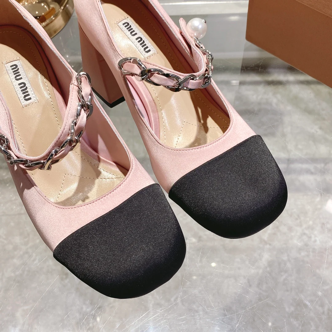 Весенняя коллекция Miu Miu 2023 - Шелковые туфли на массивном каблуке с квадратным носком - Розовые