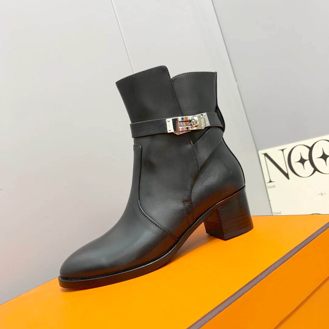 Ботинки на невысоком каблуке из коллекции Hermes Kelly Buckle - черные