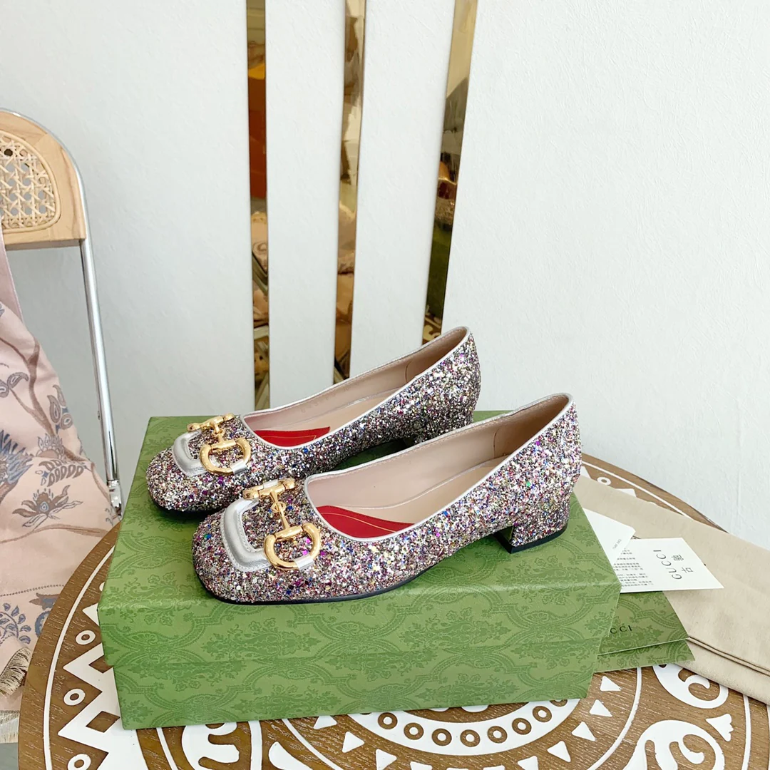 Весенняя коллекция Gucci 2021 — Туфли на массивном каблуке с пряжкой в ??виде конской уздечки — 1