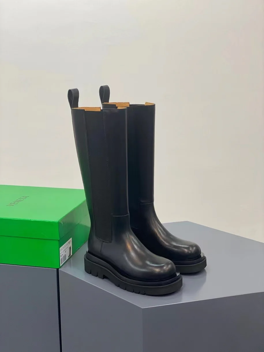 Новинка сезона осень/зима 2022 от BV - высокие сапоги с закругленным носком - модель без шнуровки сзади.