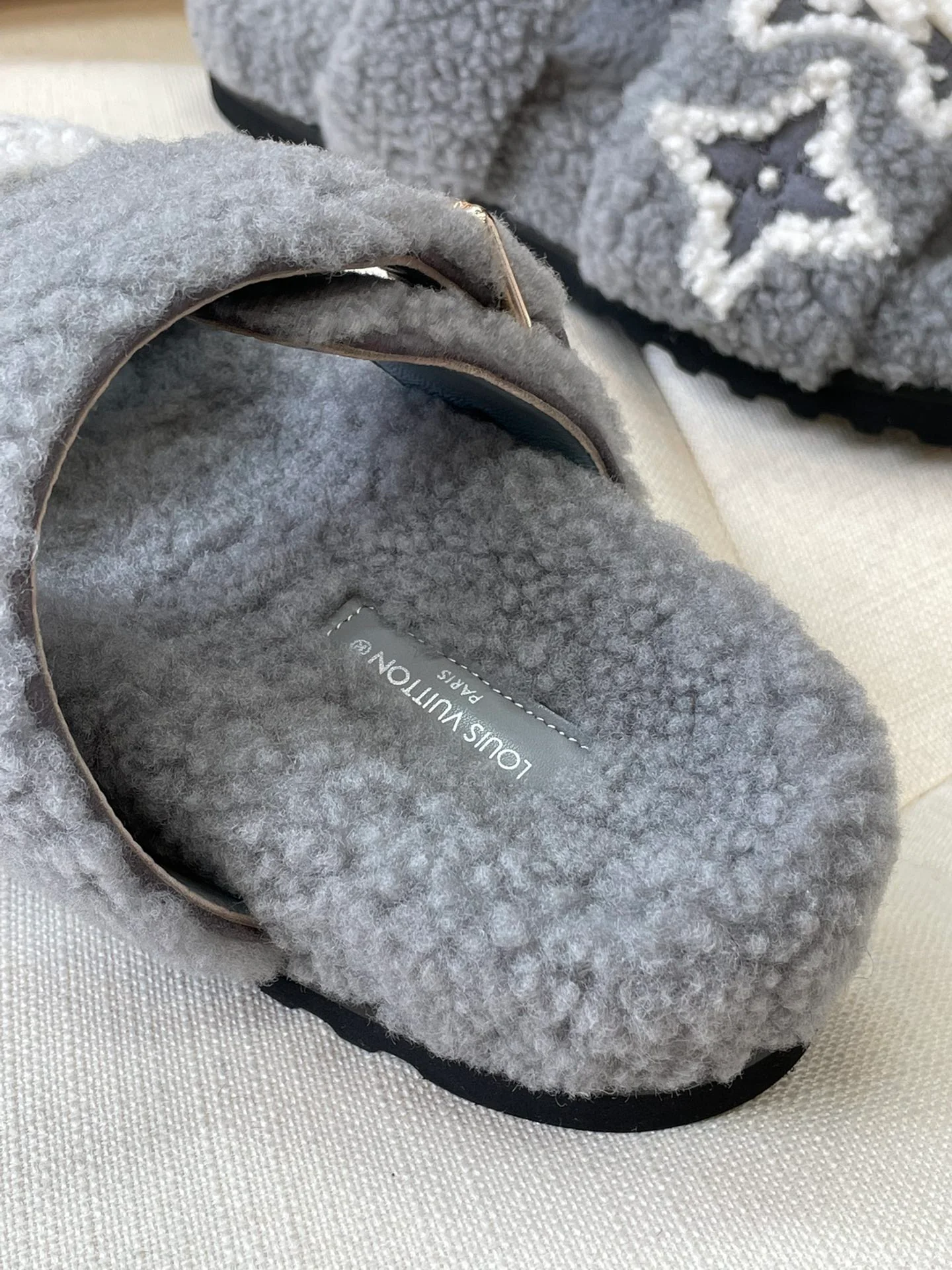 LV - Новинка сезона осень/зима 2022 - Тапочки из овечьей шерсти