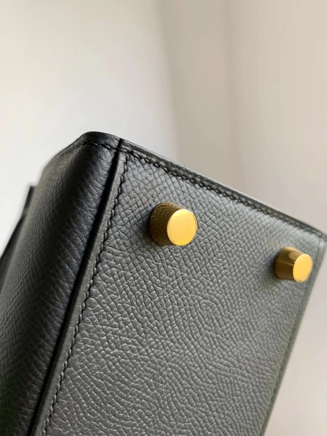 Часы Hermes Kelly 25 Epsom Black с золотой пряжкой