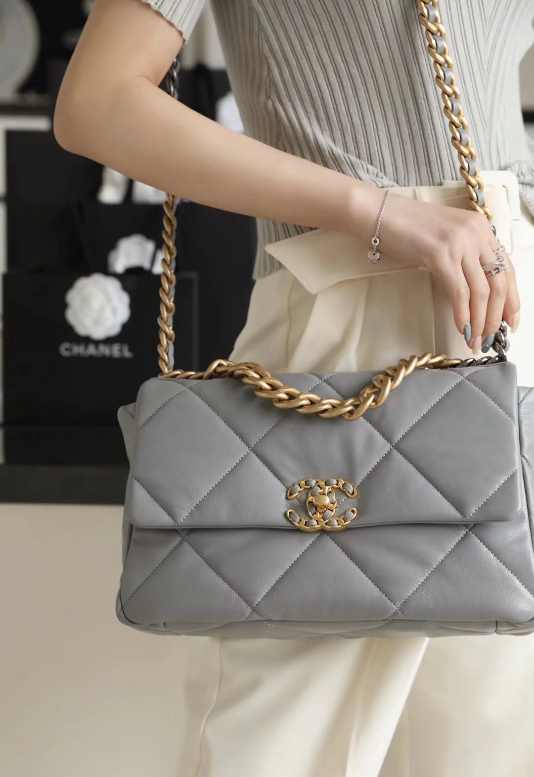 Сумка Chanel 19 — средне-серый