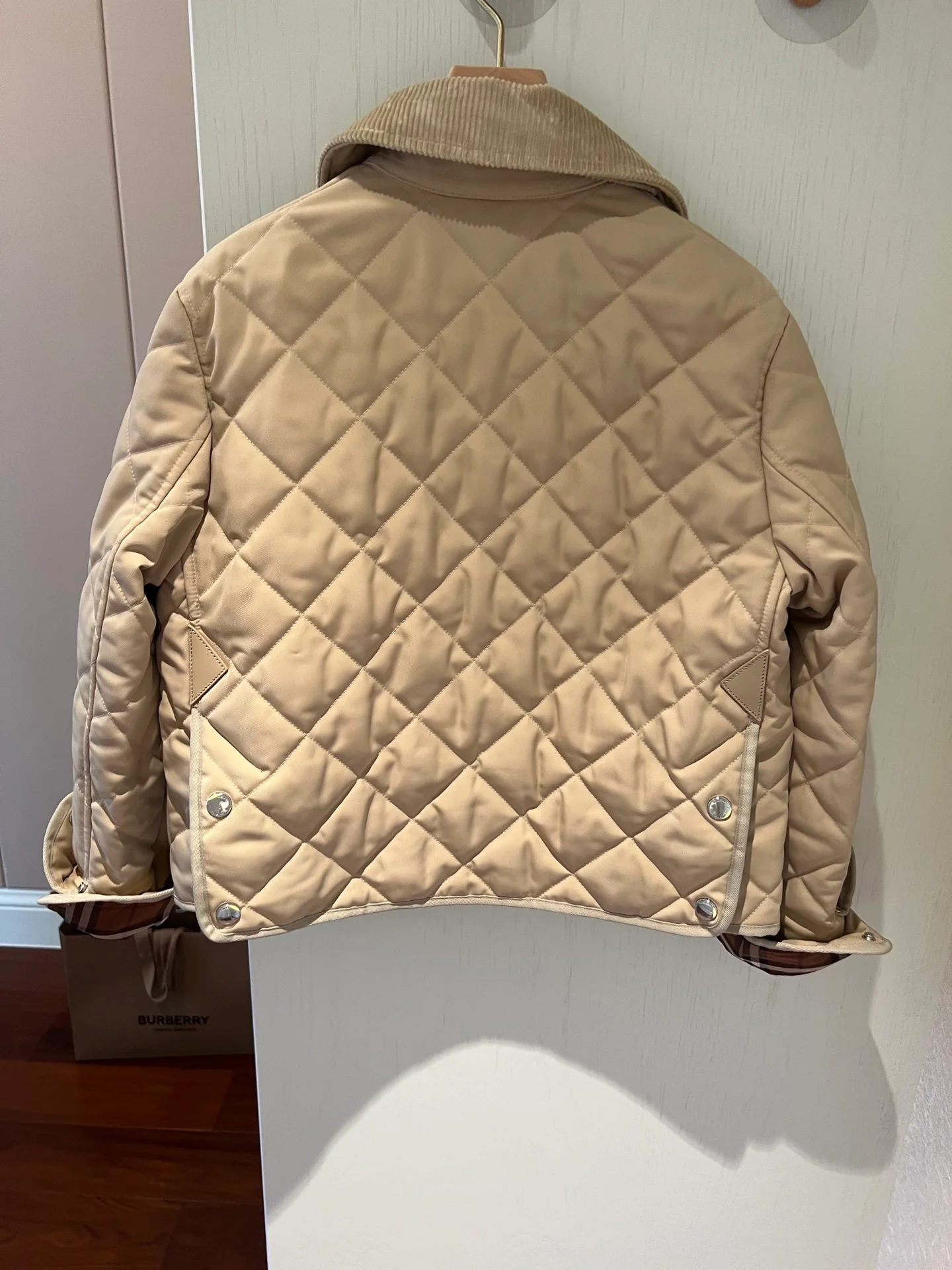 Пуховая куртка Burberry осень/зима - классический клетчатый узор с вельветовым воротником.