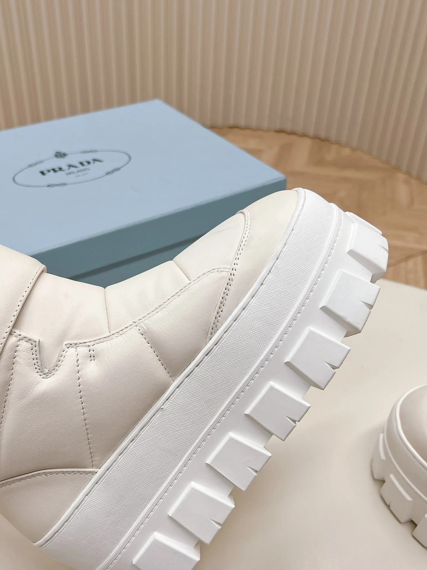 Снежные ботинки Prada 2024 на платформе с застежкой-липучкой - белые