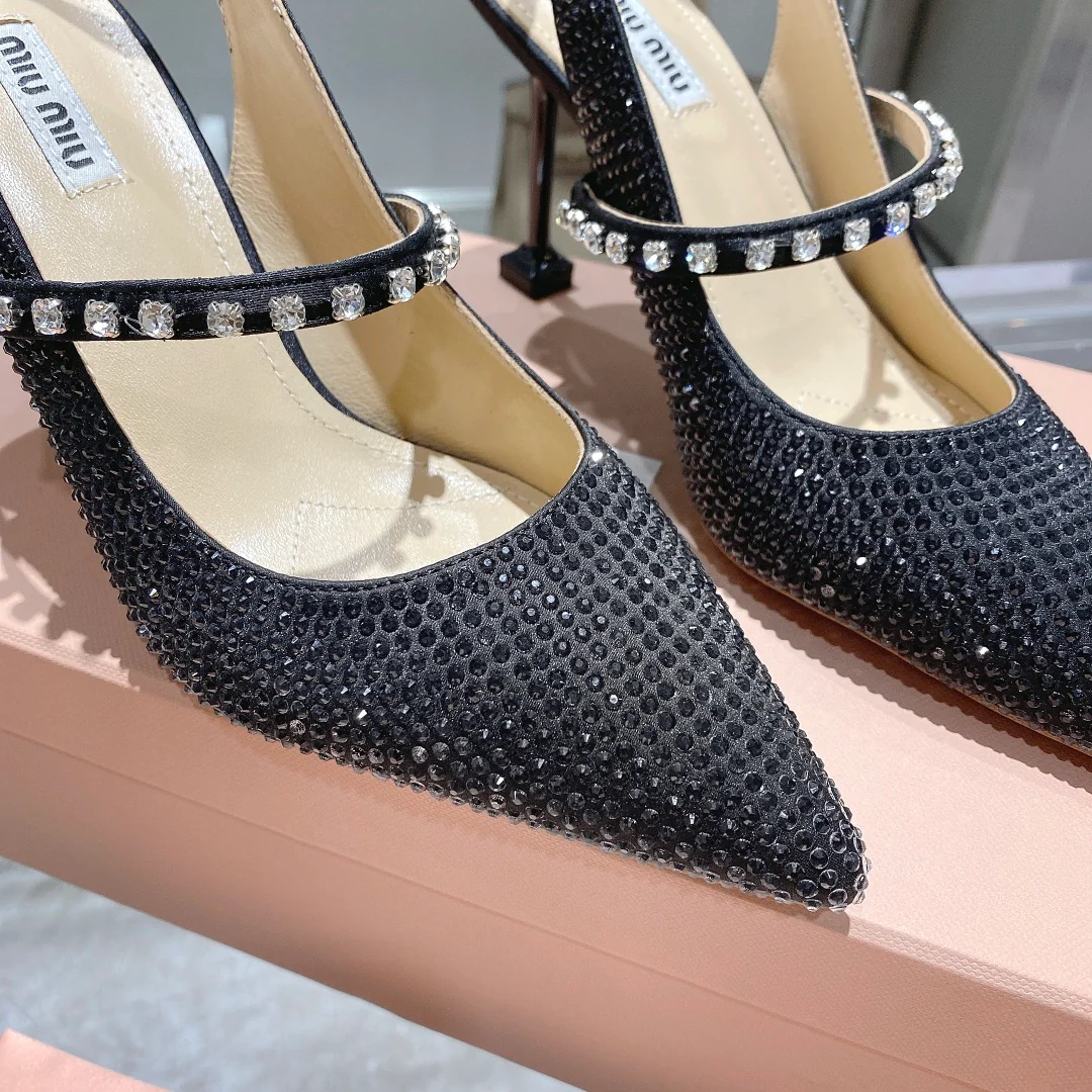 Новинки коллекции Miu Miu весна/лето 2022 — Туфли на шпильке — Черные