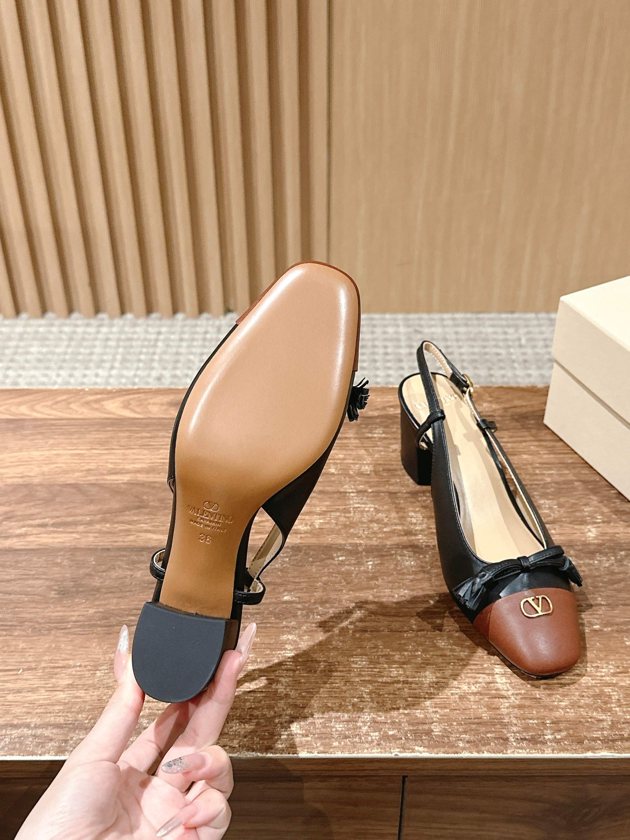 RV - Туфли на толстом каблуке с закрытым носком - Черные