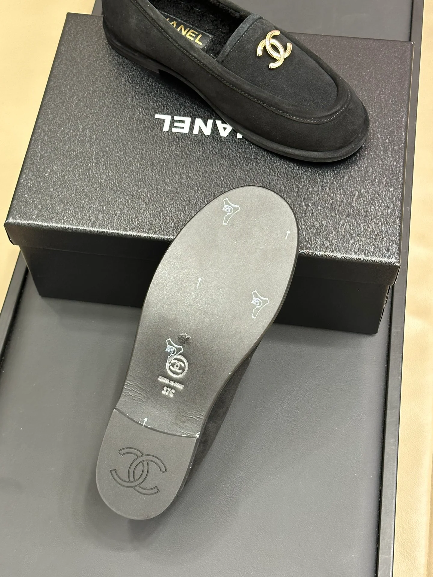 Меховые лоферы Chanel 2024 - черные