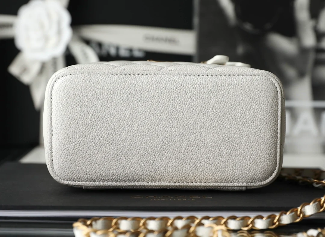 Весенне-летняя коллекция Chanel - Браслет с буквой - Квадратная коробка - Белый