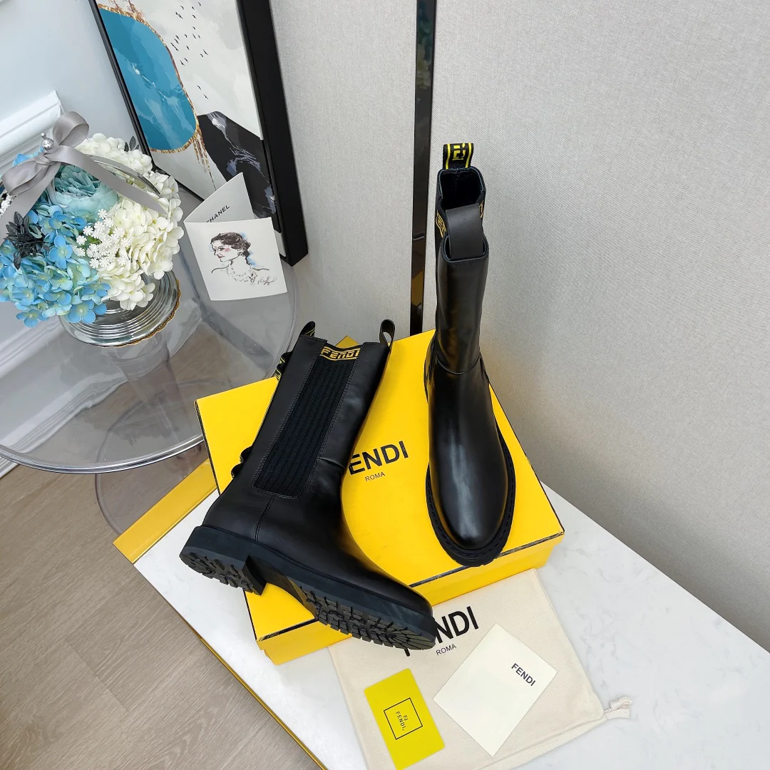 Новинки сезона осень/зима 2022 от Fendi - Ботинки Dr. Martens - Ботинки до середины икры - 3