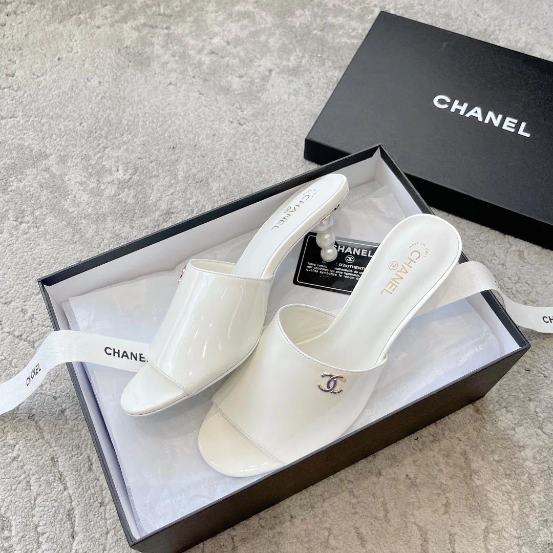 Новинка сезона весна/лето 2023 от Chanel - Босоножки на среднем каблуке с жемчужным верхом - Белые