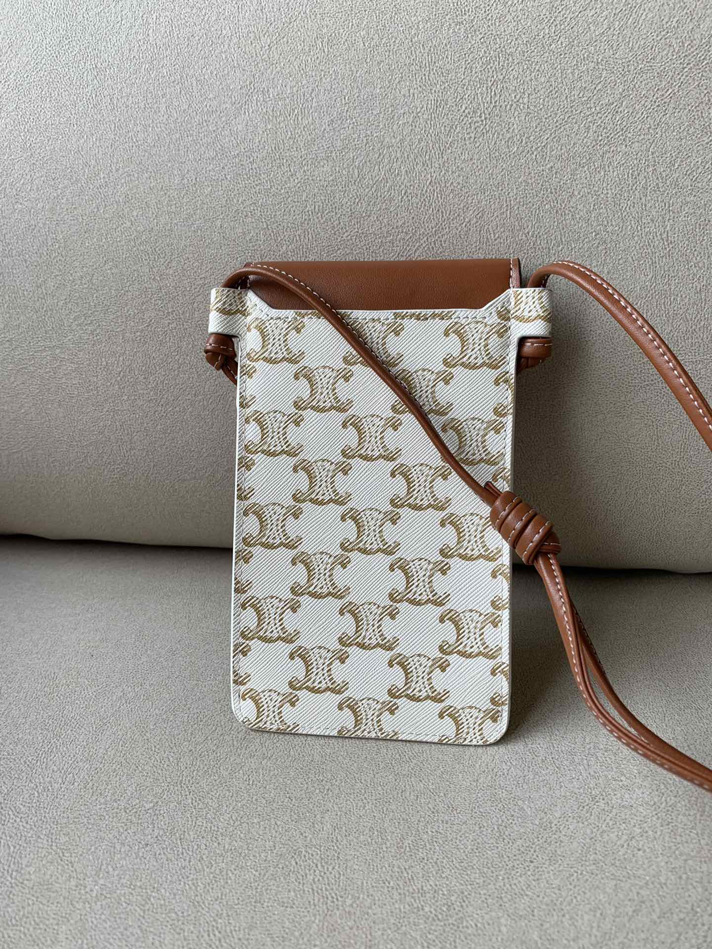 Celine 标志印花羊皮革翻盖手机包