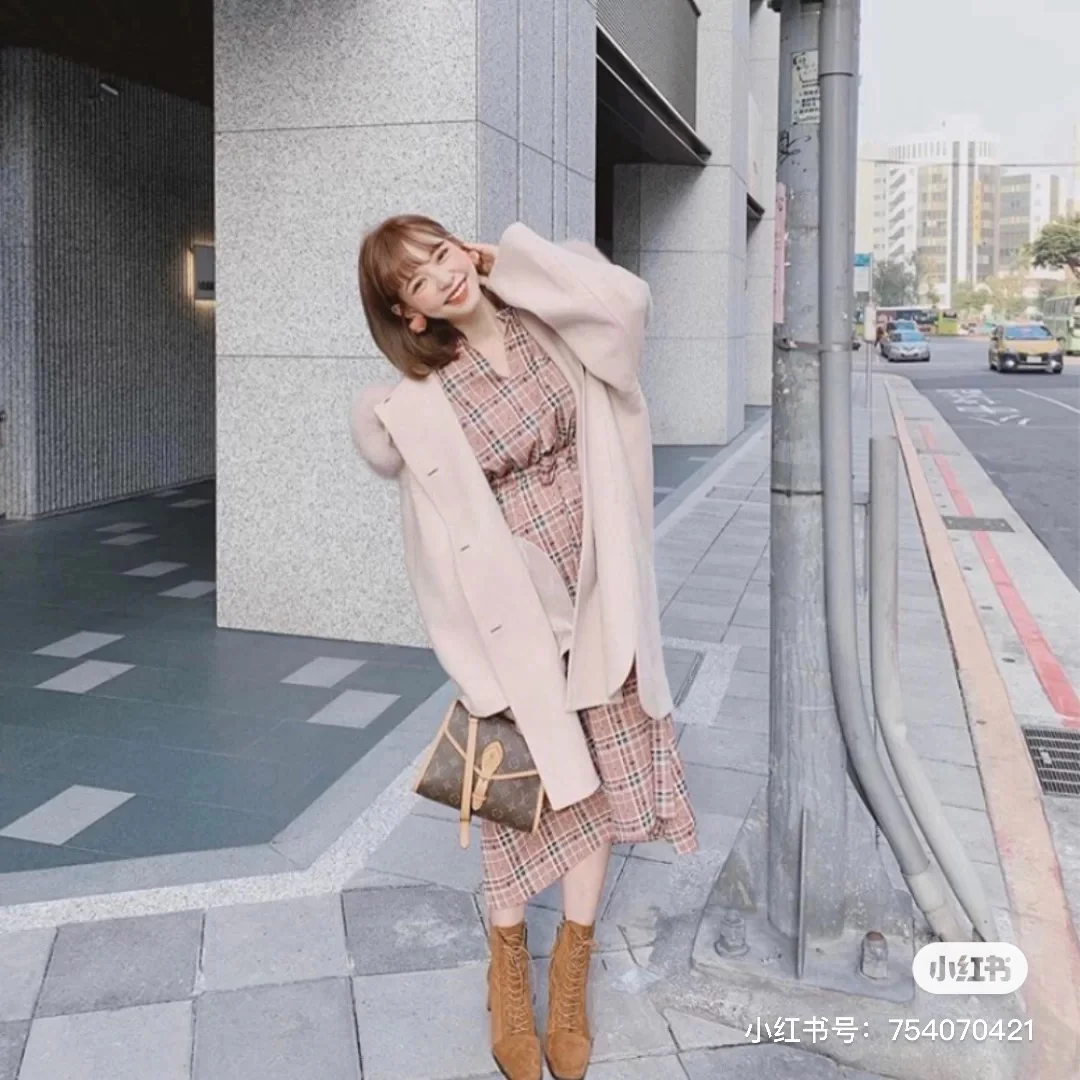 m44919-LV-ivy Винтажная сумка-мессенджер с монограммой - фото на теле