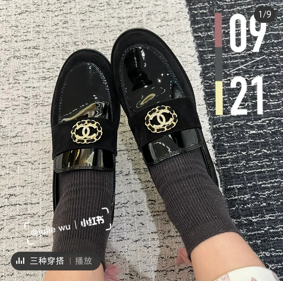 Винтажные лоферы Chanel — на фото.